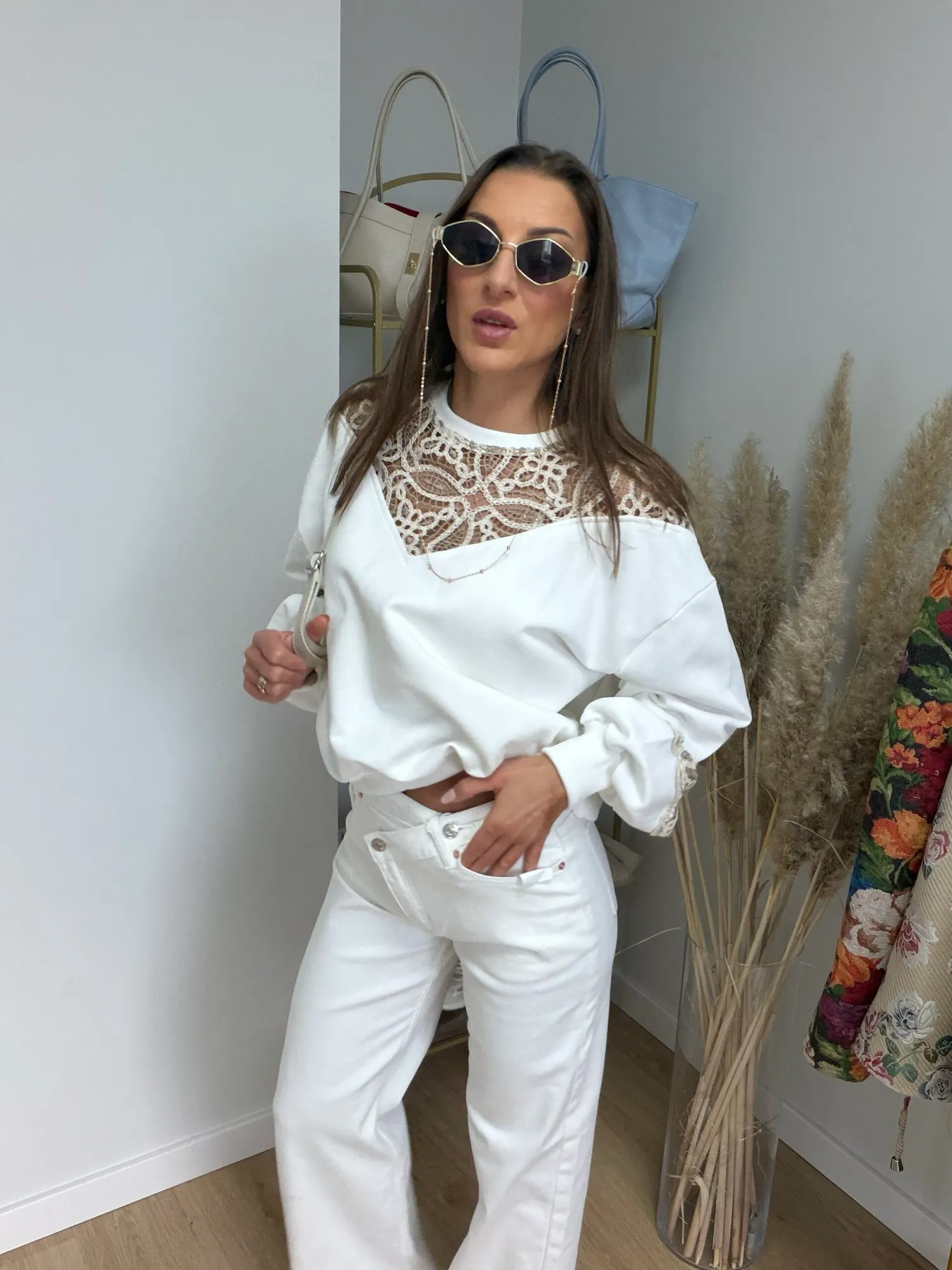 Bluza z ozdobną koronką